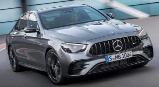 奔驰e级百公里油耗(奔驰E级中控屏)