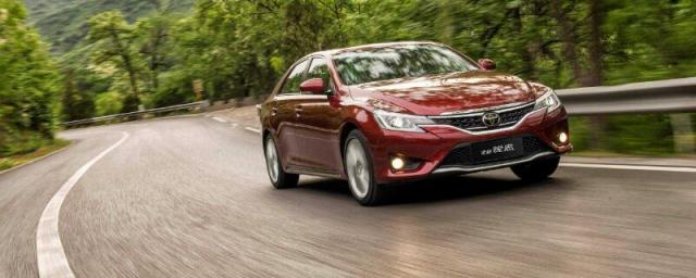 丰田锐志手刹在哪,锐志手刹在哪里怎么用