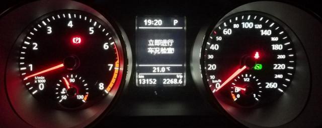 夏天汽车玻璃起雾怎么办,冬天汽车玻璃起雾怎么处理