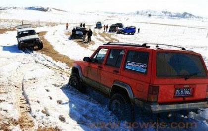 汽车陷到泥坑里怎么办,车辆陷入泥坑如何出来