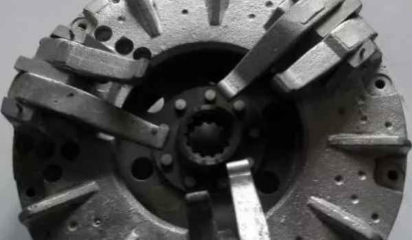 汽车的离合器踩下不反弹是什么原因?,离合器踩下去有时候不反弹