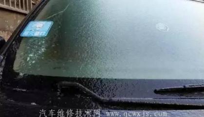 车窗上的冰雪怎么去除,下雪汽车玻璃上面冰雪怎么去除