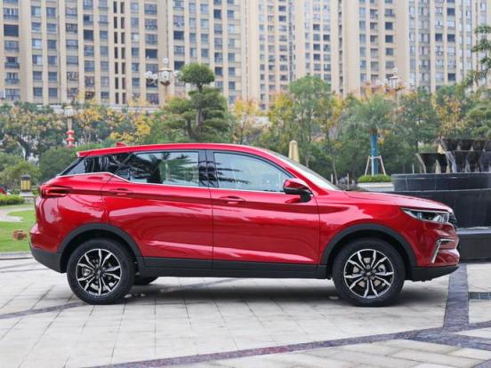 为什么车里面的灯一直亮着,车上所有的灯都亮了是什么原因