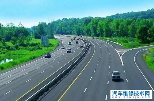 高速一小时跑一百多公里跟省道两小时跑一百多公里，哪个更省油？