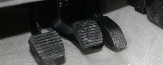 奔驰脚刹车不回弹怎么办,奔驰脚刹车不回位
