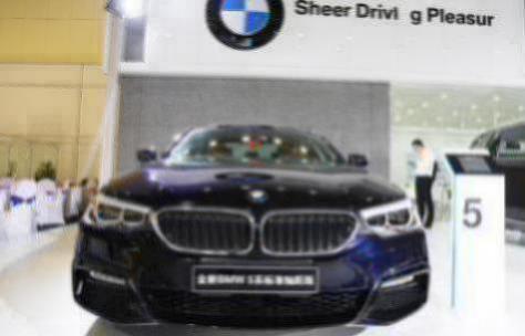 宝马五系黑色和白色对比(宝马5系异味如何消除)