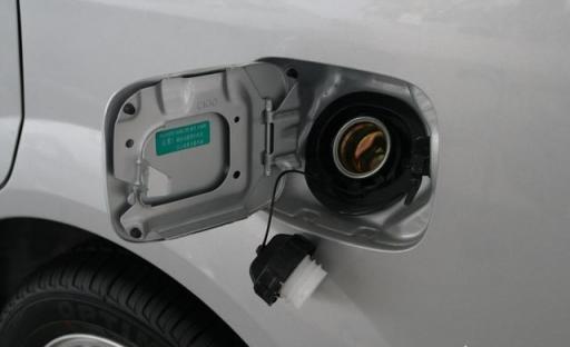 打开油箱盖有吸气声是怎么回事,加油打开油箱盖时有出气声