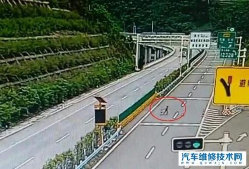 高速上，你正以时速120km正常行驶，视线内突然窜出一个孩子，朝行驶路径正前方跑去，怎么处理？