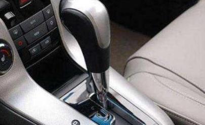 手动挡踩刹车要降档吗,手动挡刹车需要降档吗