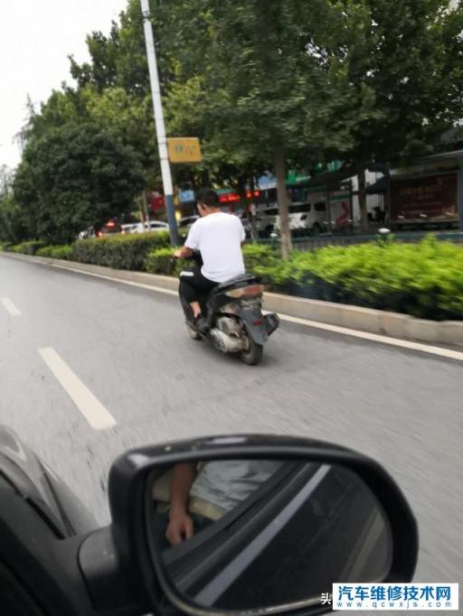 没驾驶证骑摩托车被交警扣留了车怎么办,报废的摩托车被交警扣了能要回来吗