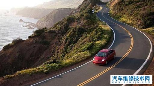 手动挡下坡要不要踩刹车,手动挡下坡踩刹车会熄火吗