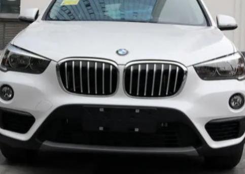 宝马x1方向盘按键功能图解(宝马X1混动版外观)