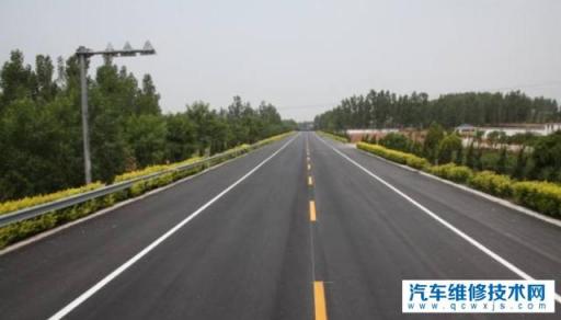 非机动车道旁边的道路叫什么,在没有非机动车道的道路上,非机动车应靠右行驶
