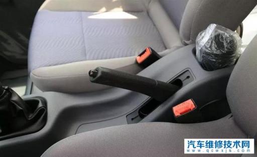 自动挡停车拉手刹需要踩刹车吗,手动挡停车要拉手刹吗