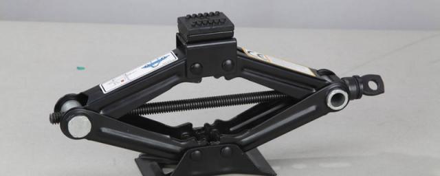 怎样找到汽车底盘四个支撑点,汽车底盘支撑位置