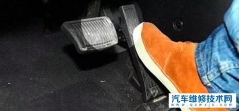 开车可以左脚刹车右脚油门吗,开车左脚踩刹车、右脚踩油门可以吗