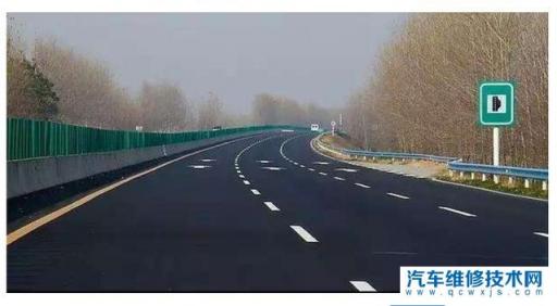高速公路爆胎怎么办,高速车爆胎后怎么处理
