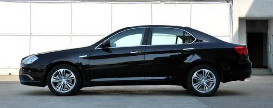 汽车后尾灯一直亮是什么问题(汽车尾灯跟原车尾灯颜色不同能过年检吗？)