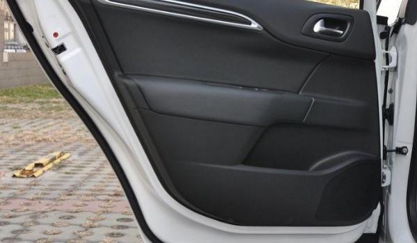 汽车放音乐车门有共振,听音乐车门共振正常吗