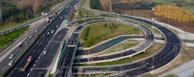 下高速压到匝道线(高速公路匝道行驶注意事项)