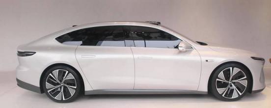 踩急刹车时有异响并伴有抖动是什么原因？(新车急刹车底盘有异响是为什么)