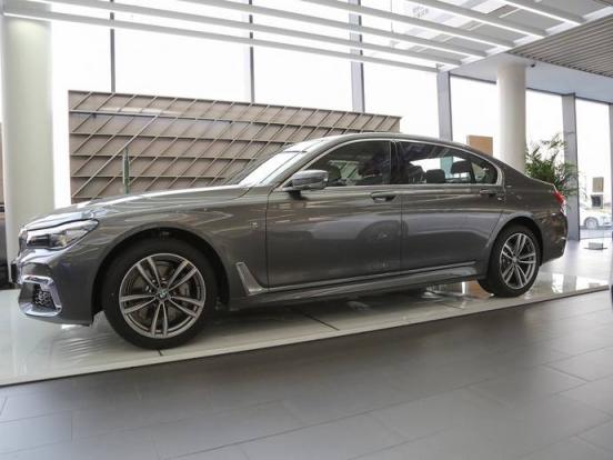 停车时怎么判断车头前面的距离(停车为什么车头朝外？为什么要倒车入库)